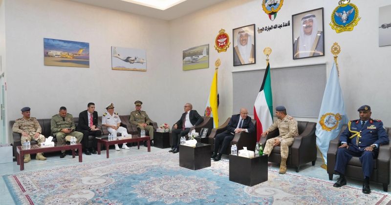 وزير الدفاع التونسي يزور قاعدة عبدالله المبارك