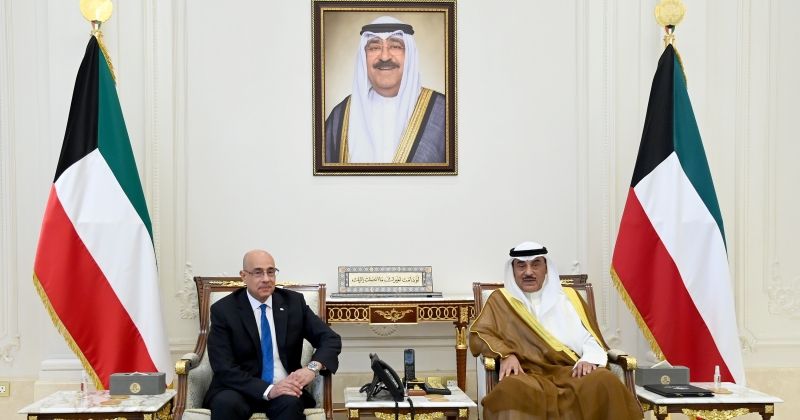 سمو ولي العهد يستقبل وزير الدفاع التونسي