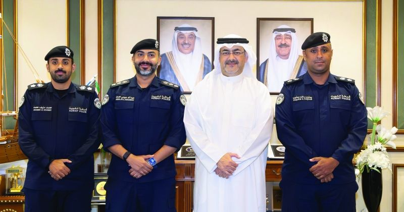 محافظ العاصمة متوسطاً قياديي «المرور»