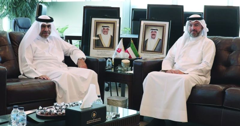 المبارك مستقبلاً السفير القطري