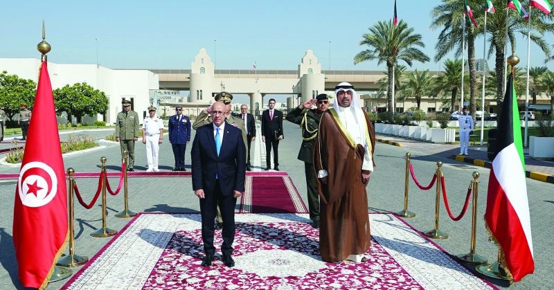 وزير الدفاع ونظيره التونسي استعرضا أوجه التعاون العسكري