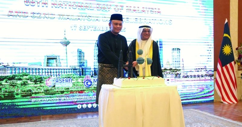 الجلال يشارك سفير ماليزيا قطع قالب حلوى الاحتفال