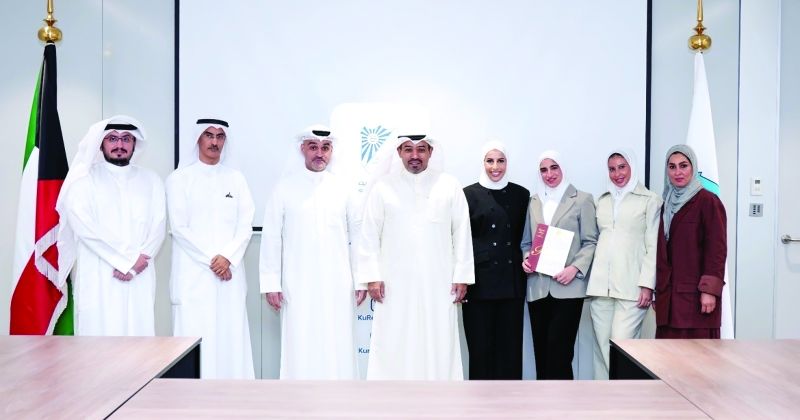 لقطة جماعية لعدد من الباحثين المكرمين