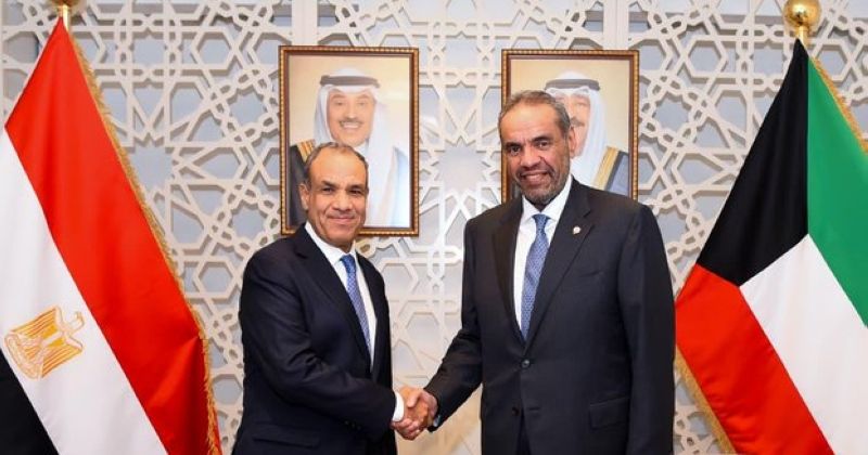 وزير الخارجية يبحث مع نظيره المصري تعزيز العلاقات الثنائية والمستجدات الإقليمية والدولية