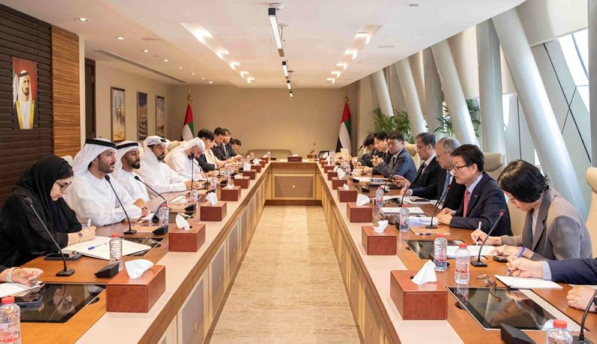 وزير الاقتصاد والسياحة يستقبل وفداً لرجال أعمال من كوريا الجنوبية