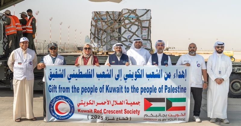 الكويت تواصل دعمها الإنساني والإغاثي لقطاع غزة.. 10 أطنان من المساعدات على متن الطائرة الـ12