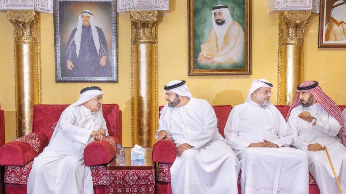 حاكم الشارقة يعزي في وفاة سلطان بن خالد بن محمد القاسمي