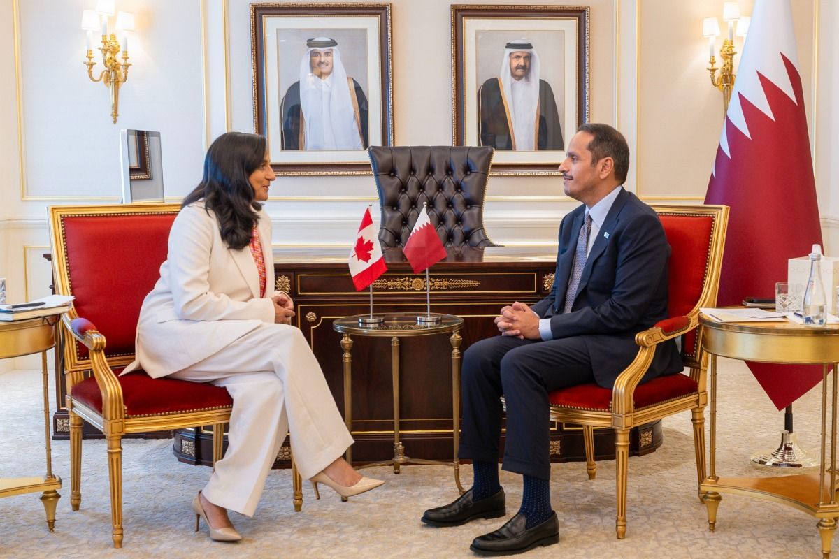 رئيس مجلس الوزراء وزير الخارجية يجتمع مع وزيرة خارجية كندا