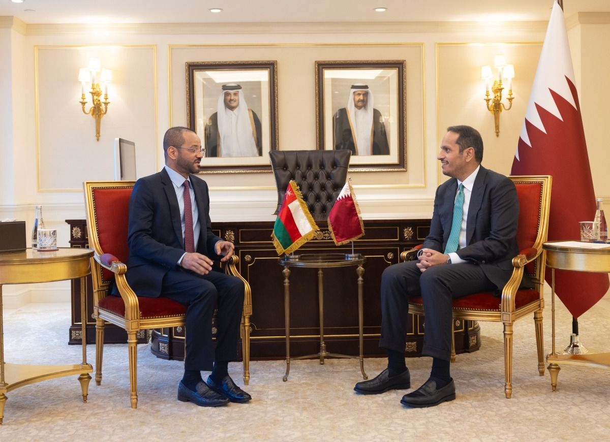 رئيس مجلس الوزراء وزير الخارجية يجتمع مع وزير الخارجية العماني