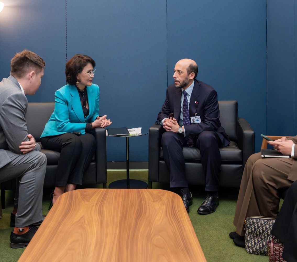 وزير الصحة العامة يجتمع مع نظيرته الكازاخية