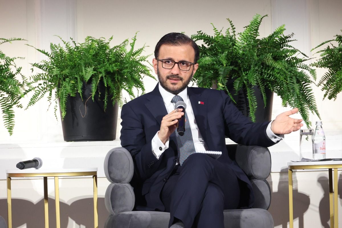 مستشار رئيس الوزراء يشارك في نقاش حول دور الخليج في الوساطة العالمية