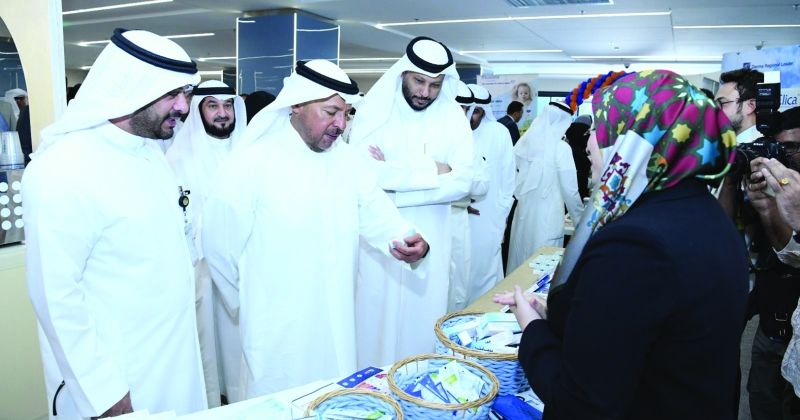 محافظ الفروانية خلال جولة في المعرض المصاحب للفعالية