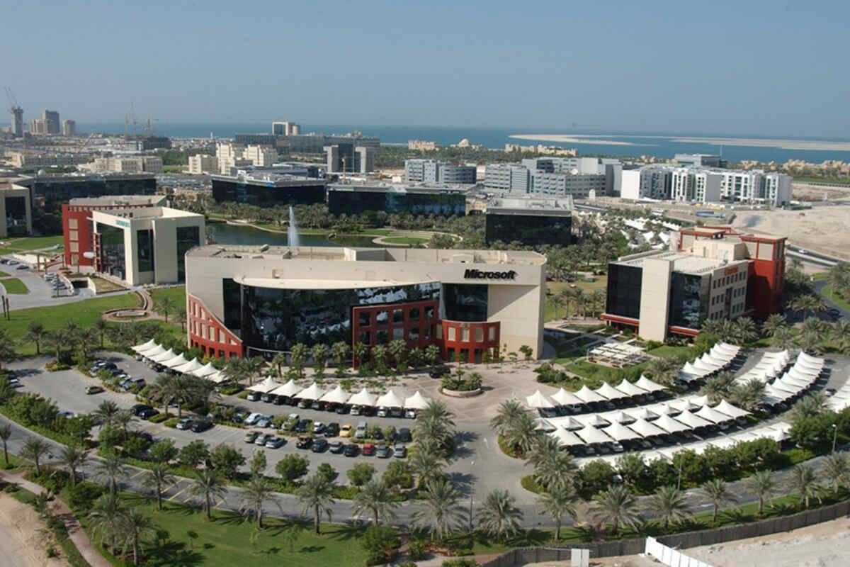 بوصلة المواهب العالمية تتجه للإمارات بعد إغلاق الباب الأمريكي