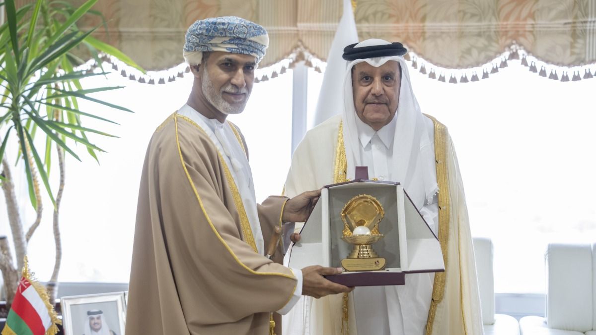 الأمين العام لمجلس الوزراء يجتمع مع نظيره العماني