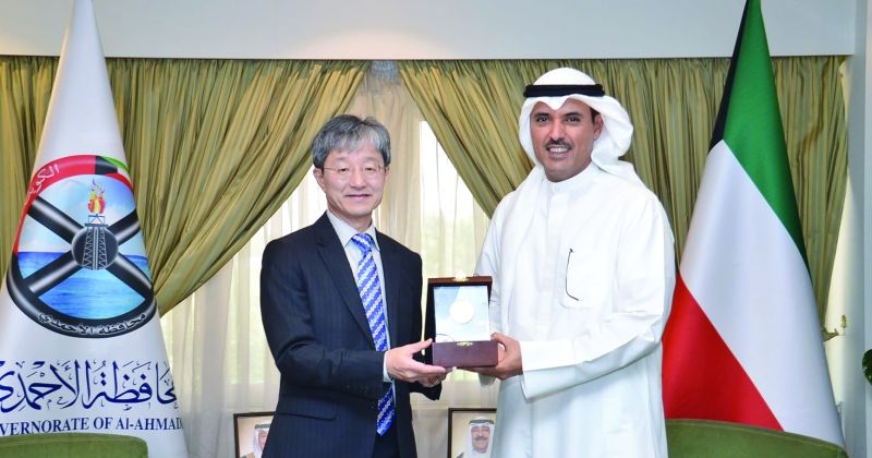 سفير اليابان مقدماً درعاً تذكارية لمحافظ الأحمدي