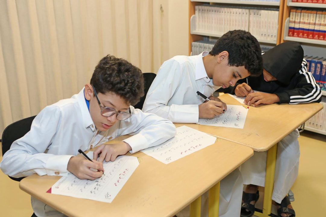 تعاون مثمر بين وزارتي الأوقاف والتعليم لتنمية مهارات الطلبة في فن الخط العربي