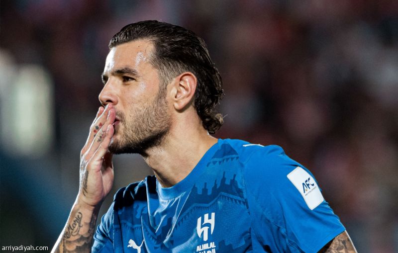 ثيو يتفوق على المهاجمين بالرابع