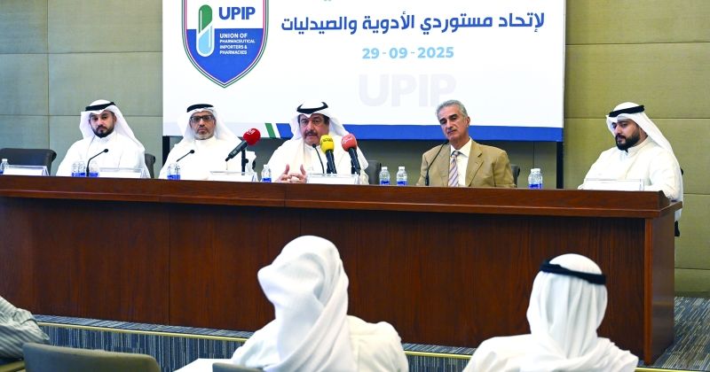 السيد عمر متوسطاً عادل التركيت والعومي والملحم وبوشهري في المؤتمر (تصوير أسعد عبدالله)