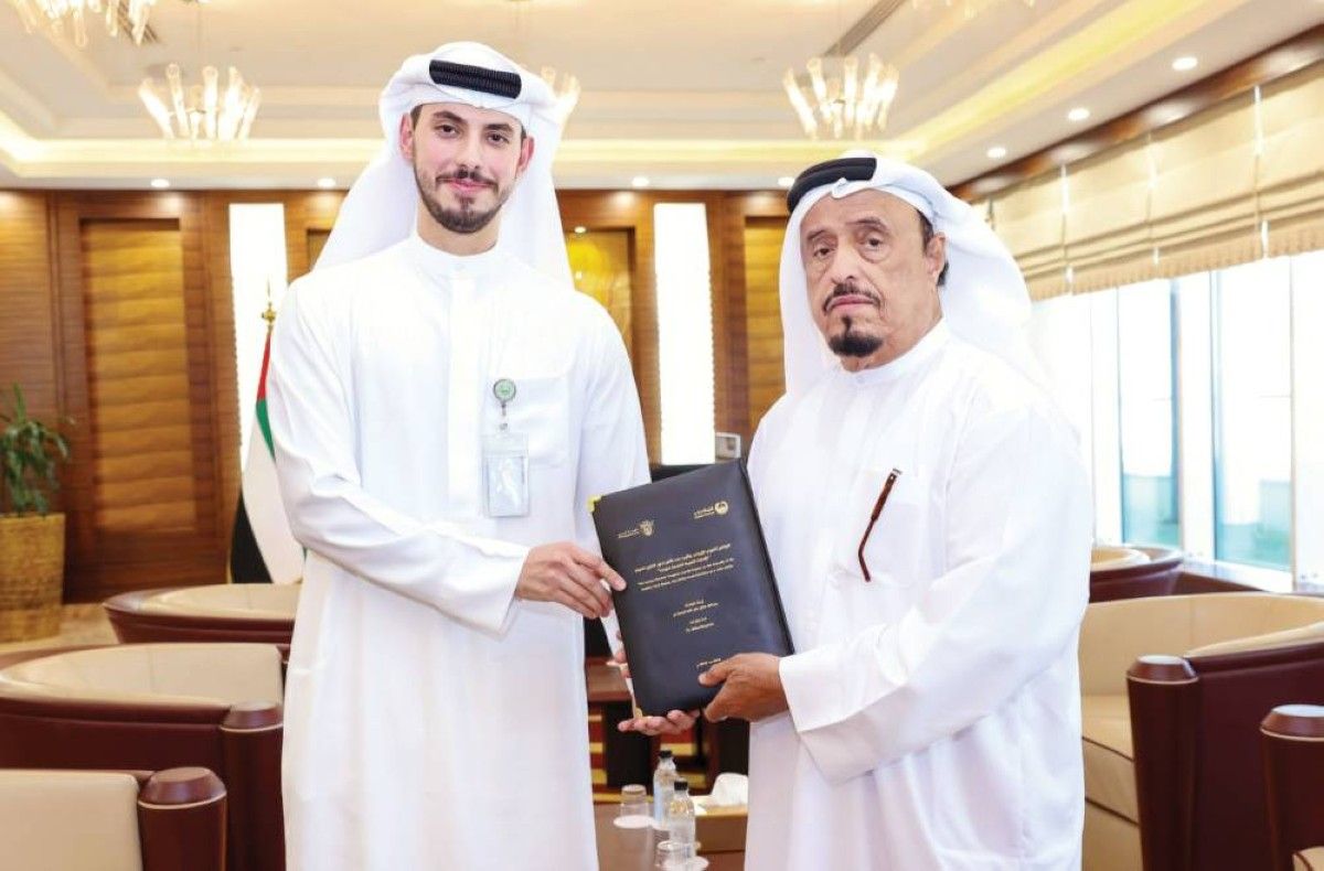 ضاحي خلفان يتسلم نسخة من رسالة ماجستير لعنصر بشرطة دبي