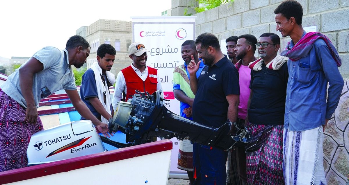 «الهلال القطري» يوزع قوارب صيد لدعم المحتاجين في اليمن