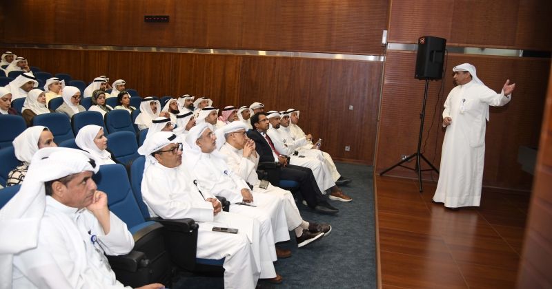 الفجام متحدثاً لممثلي «التطبيقي»