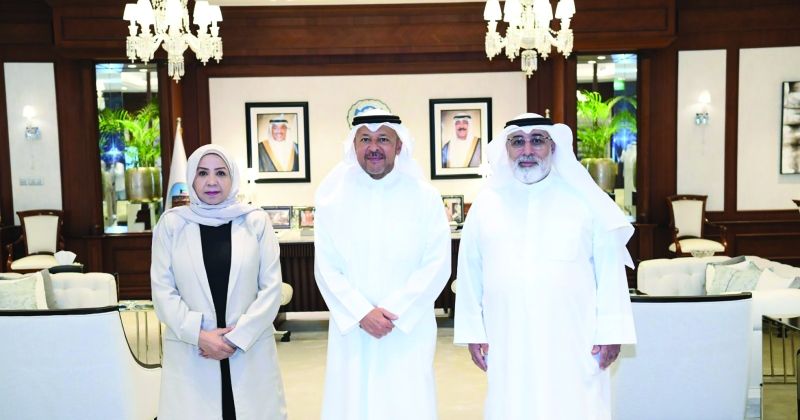 محافظ الفروانية متوسطاً أمل الدلال ووائل الشطي