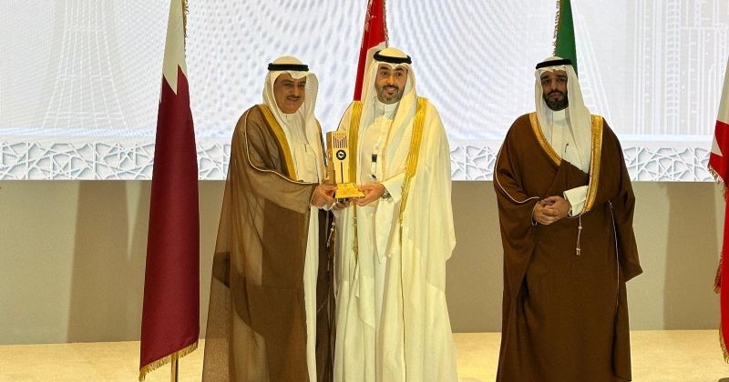 النائب العام يسلم الفهد جائزة حامد العثمان