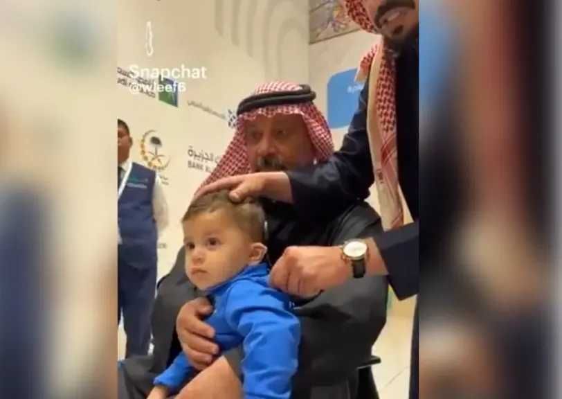 دموع الفرح في لحظة لا تُنسى: طفل سعودي يسمع الأصوات لأول مرة بعد سنوات من الصمم (فيديو)