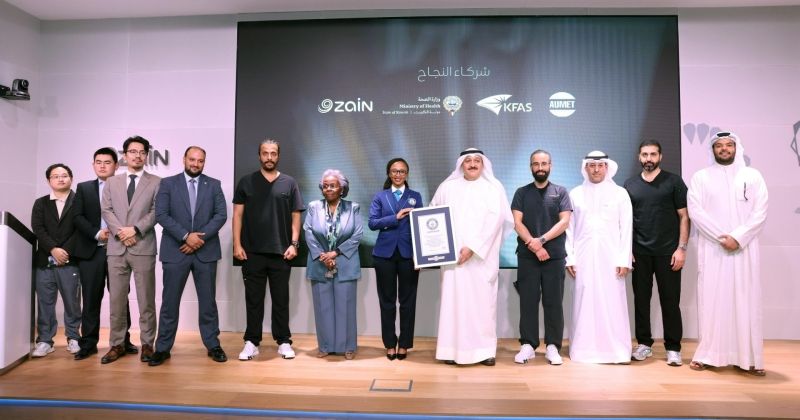 العوضي يتسلم شهادة «غينيس» عن أول «جراحة روبوتية» عن بُعد لمسافة 12 ألف كيلومتر