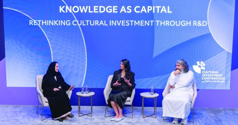 مي البصيري متحدثة خلال المؤتمر