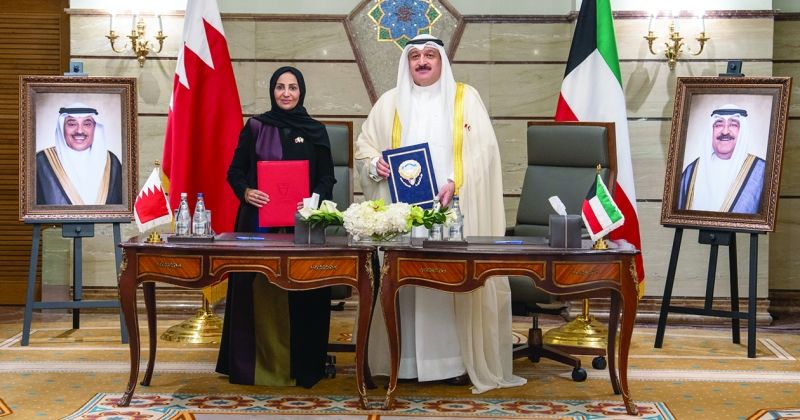 العوضي ونظيرته البحرينية بعد توقيع الاتفاقية