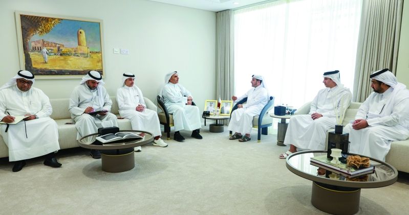 السفير ناصر الصبيح وعدد من الدبلوماسيين القطريين خلال الزيارة