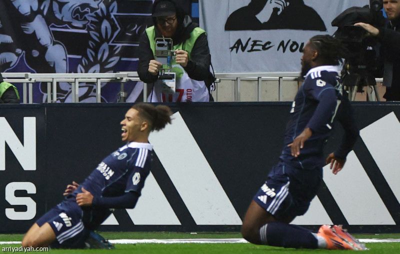 باريس إف سي يكسب لوريان بثنائية