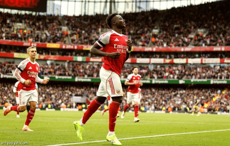 أرسنال يكسب «المطارق» ويتصدر.. وساكا يكتب التاريخ