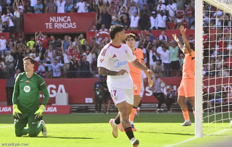 إشبيلية يكتسح برشلونة.. ويحرمه الصدارة