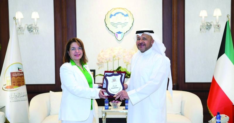 محافظ الفروانية خلال استقباله رئيسة «موئل»