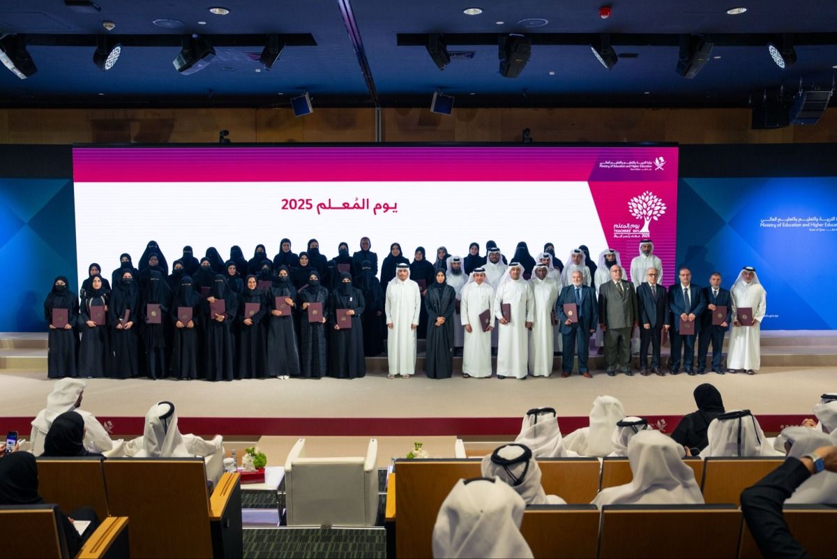 رئيس مجلس الوزراء يشهد الاحتفال باليوم العالمي للمعلم ويكرم عددا من المعلمين