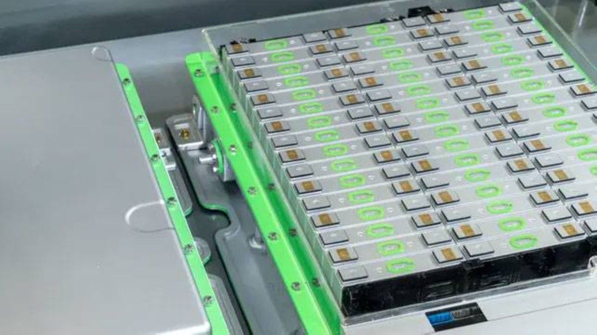 بطارية خارقة تزيد مدى السيارات الكهربائية 50% وتخفض التكلفة