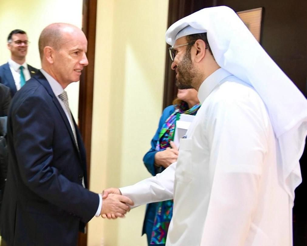 مستشار رئيس مجلس الوزراء المتحدث الرسمي لوزارة الخارجية يجتمع مع الأمين العام لوزارة الشؤون الخارجية والتجارة بأيرلندا