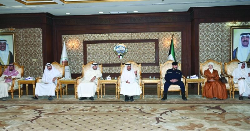 محافظ الفروانية متحدثا خلال لقائه مع أهالي المحافظة (تصوير نايف العقلة)