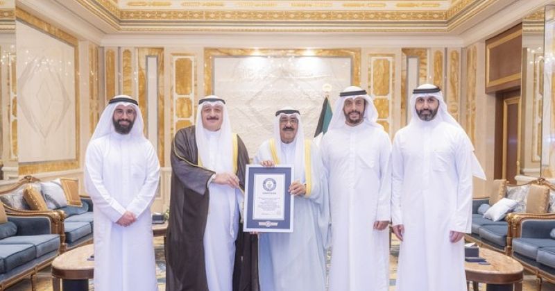 سمو الأمير يستقبل وزير الصحة والفريق الطبي الذي حقق رقما قياسيا جديدا بموسوعة «غينيس»