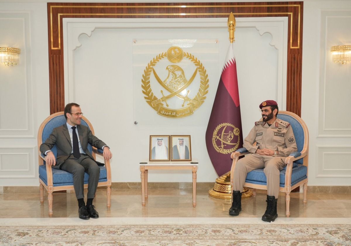 قائد الحرس الأميري يجتمع مع السفير الفرنسي