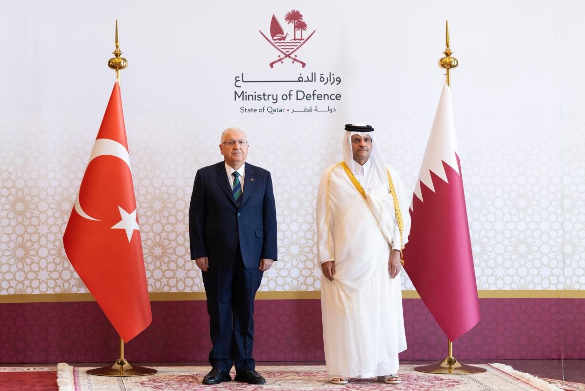 نائب رئيس مجلس الوزراء ووزير الدولة لشؤون الدفاع يلتقي وزير الدفاع التركي