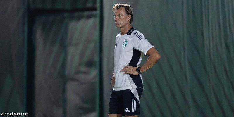 العمري أو جهاد.. رينارد يفاضل