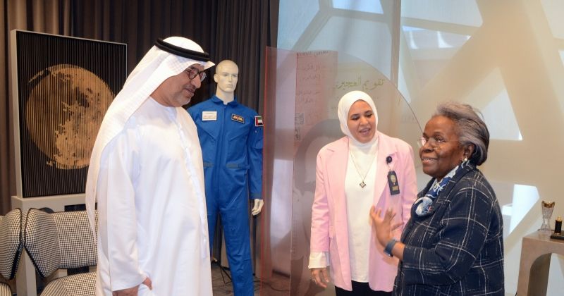 سفير الإمارات يهدي «مركز عبدالله السالم» مقتنيات فضائية ويشيد بالتعاون مع الكويت
