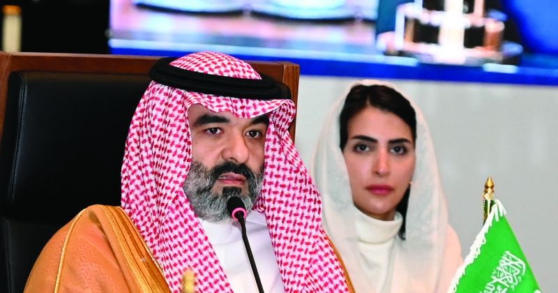 وزير الاتصالات السعودي في الاجتماع وتبدو ديمة اليحيى