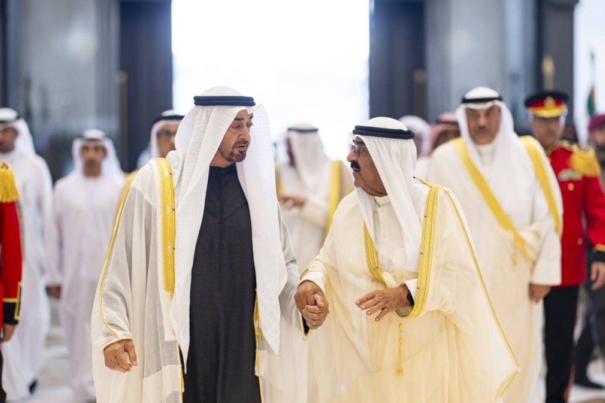 محمد بن زايد وأمير الكويت يبحثان العلاقات الأخوية والتطورات في المنطقة