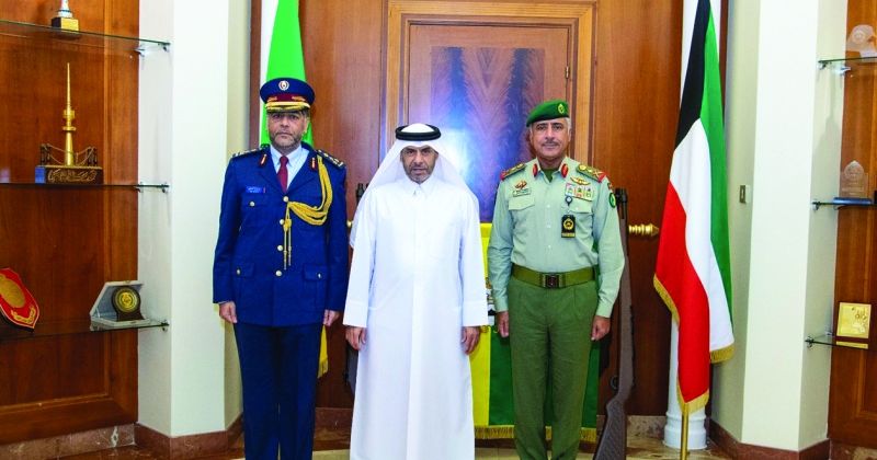 البرجس لدى استقباله السفير والملحق العسكري القطريين