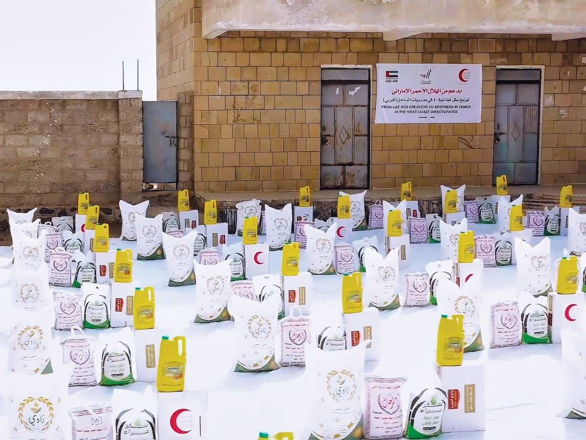 الإمارات تقدم 1000 سلة غذائية للأيتام والنازحين في الساحل الغربي لليمن