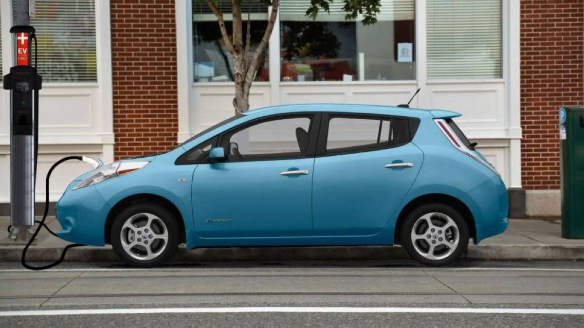 وداعًا لمحطات الوقود.. أعمدة الإنارة شواحن للسيارات الكهربائية